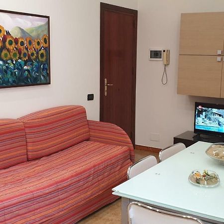 Casa Vacanze L'Isola Del Relax Ізола-делле-Фемміне Екстер'єр фото
