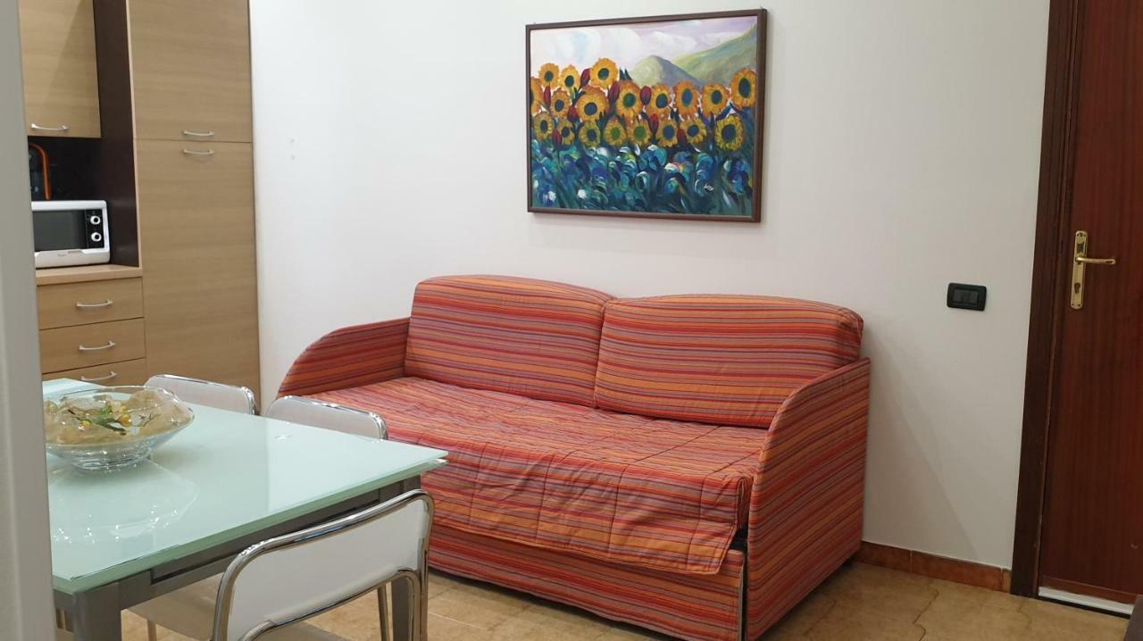 Casa Vacanze L'Isola Del Relax Ізола-делле-Фемміне Екстер'єр фото